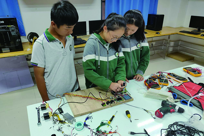 建宁智慧校园中学幕府山麓景色新，青翼蓦然报喜来