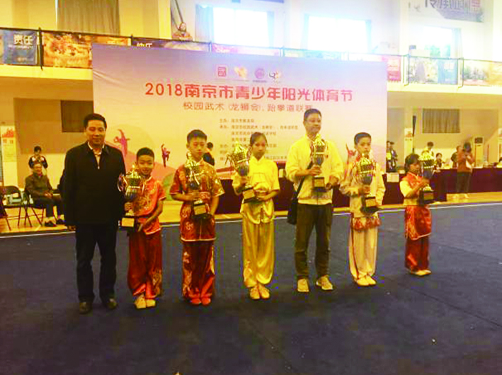 南京市阳光体育校武舞生风龙狮展威